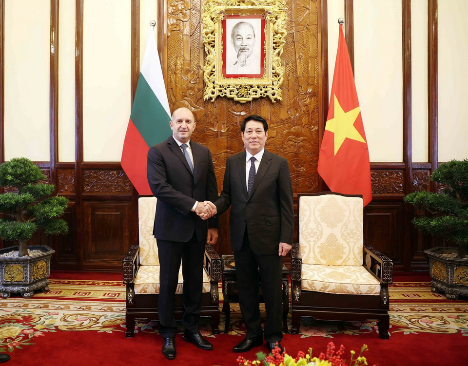 Chủ tịch nước Lương Cường và Tổng thống Bulgaria Rumen Radev chụp ảnh chung. (Ảnh: Lâm Khánh/TTXVN)