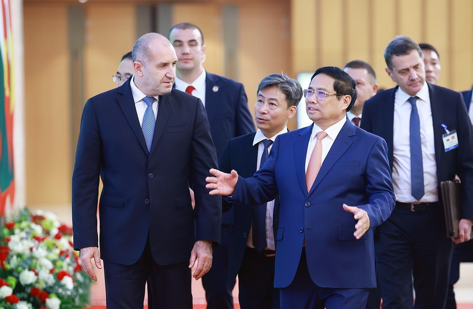 Thủ tướng Phạm Minh Chính đón Tổng thống Cộng hòa Bulgaria Rumen Radev. (Ảnh: Dương Giang/TTXVN)