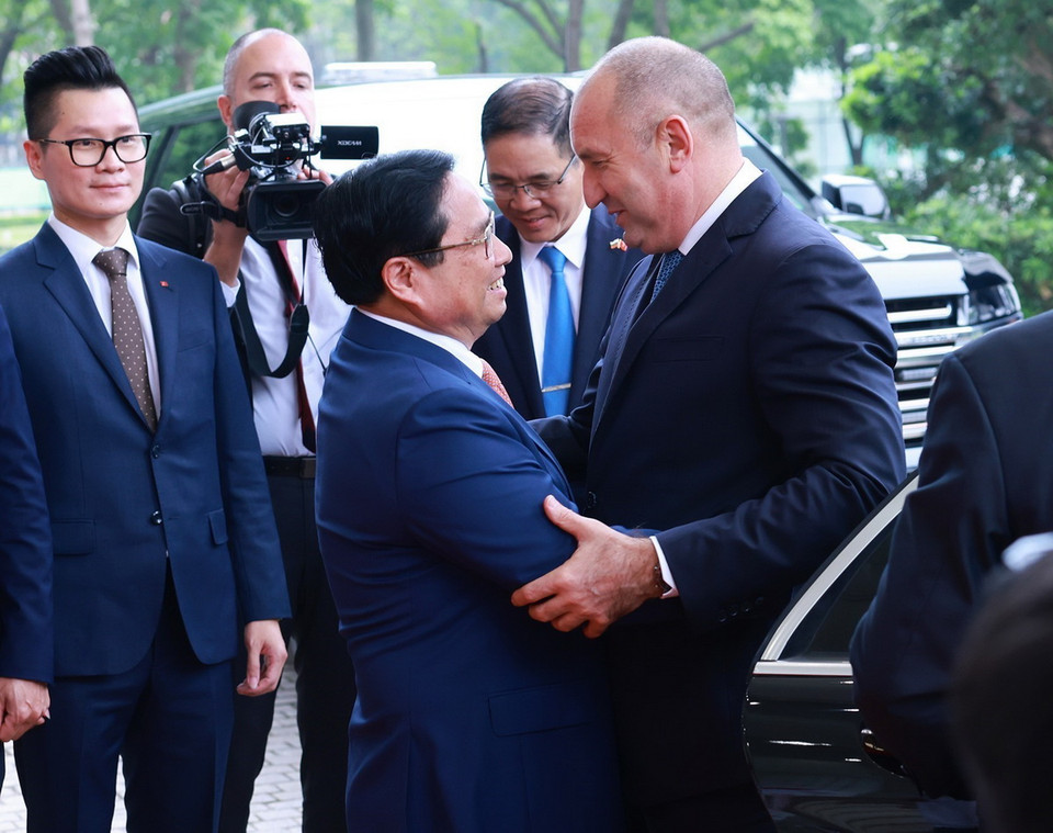 Thủ tướng Phạm Minh Chính đón Tổng thống Cộng hòa Bulgaria Rumen Radev. (Ảnh: Dương Giang/TTXVN)