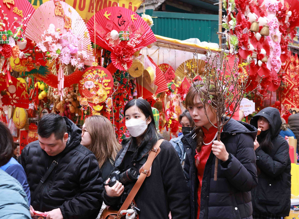 Du khách tham quan chợ Tết phố cổ Hà Nội. (Ảnh: Trần Việt/TTXVN)