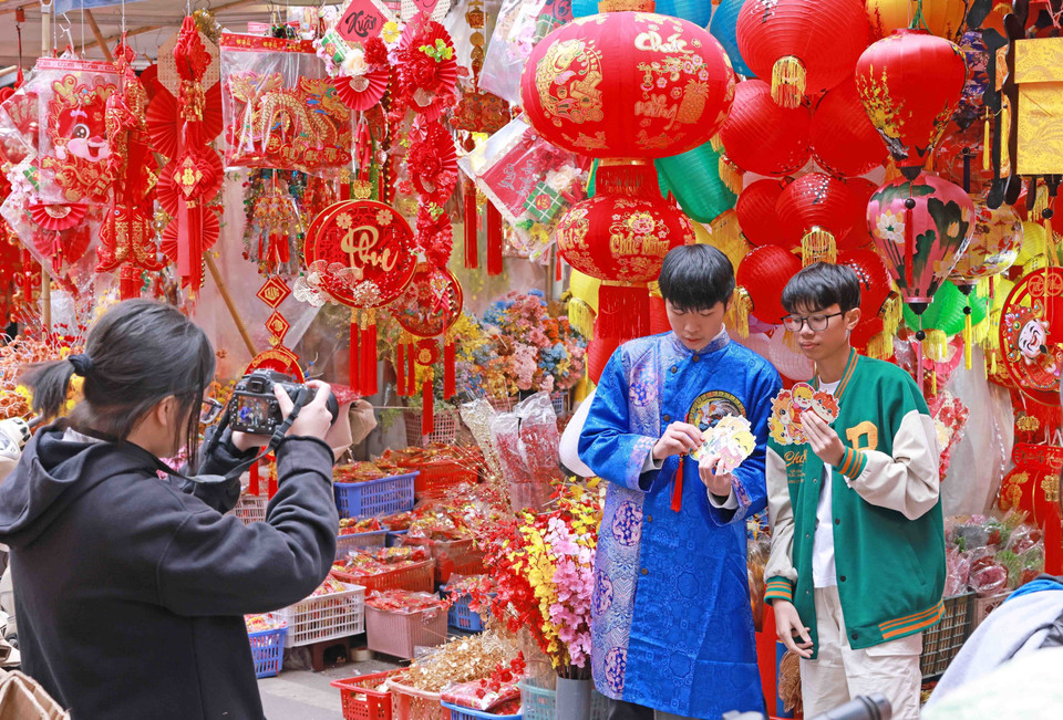 Nam thanh, nữ tú lưu lại những khoảnh khắc đáng nhớ. (Ảnh: Trần Việt/TTXVN)