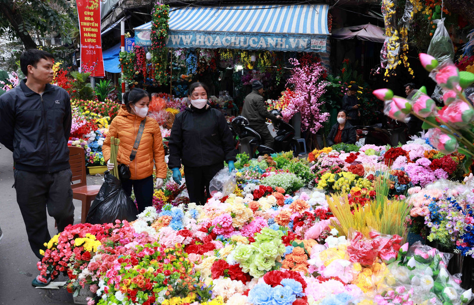 Một quầy bán hoa giả trên phố Hàng Lược. (Ảnh: Trần Việt/TTXVN)