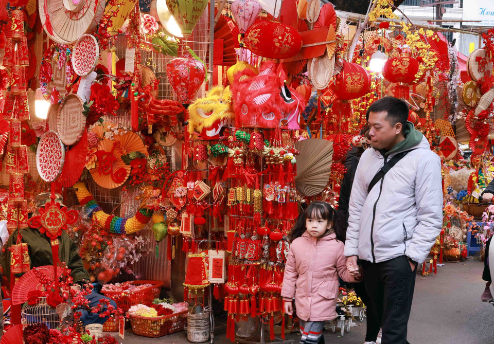 Phố Hàng Mã rực đỏ đồ trang trí Tết. (Ảnh: Trần Việt/TTXVN)