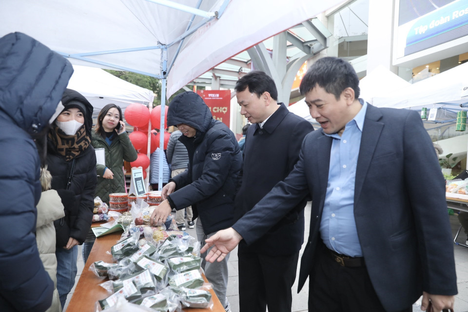 Đại biểu tham quan, mua sắm tại gian hàng của các chi đoàn. (Ảnh: Minh Quyết/TTXVN)