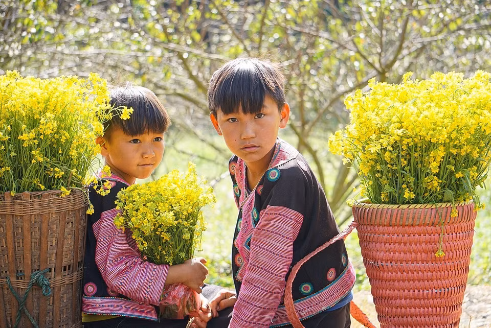 Sự bình dị bên cạnh nét truyền thống của đồng bào dân tộc là điểm nhấn thu hút du khách đến thung lũng mận Nà Ka. (Ảnh: Khánh Hòa/TTXVN)