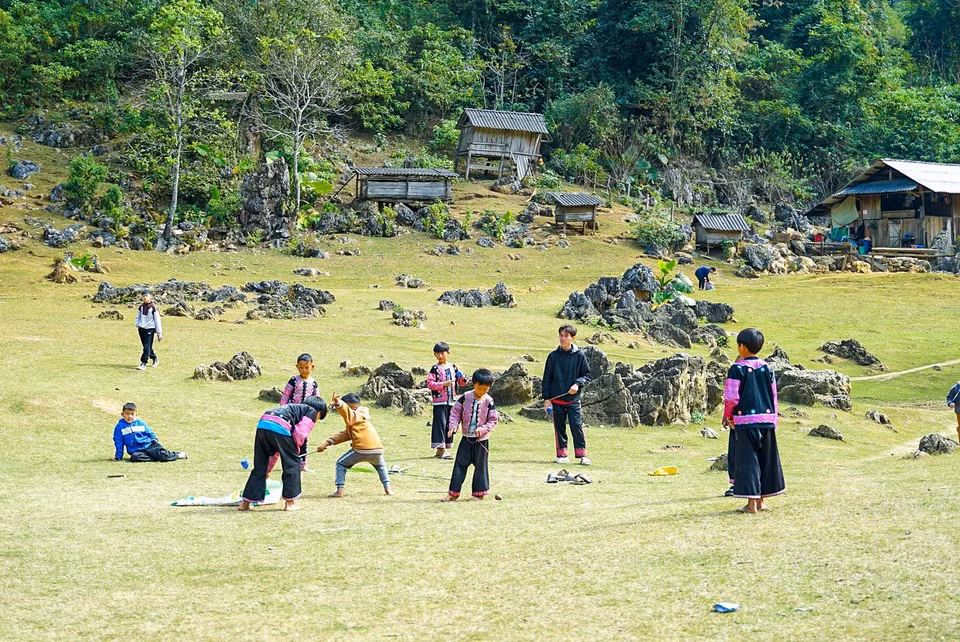 Hang Táu Mộc Châu (làng nguyên thủy) là nơi có khoảng 20 hộ đồng bào dân tộc Mông sinh sống, nằm yên bình nép sau những dãy núi đá cao, cuộc sống dường như tách biệt với thế giới hiện đại bên ngoài. (Ảnh: Khánh Hòa/TTXVN)