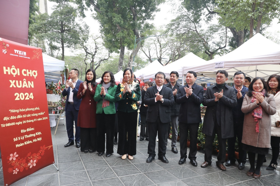 Đại biểu dự lễ khai mạc. (Ảnh: Minh Quyết/TTXVN)