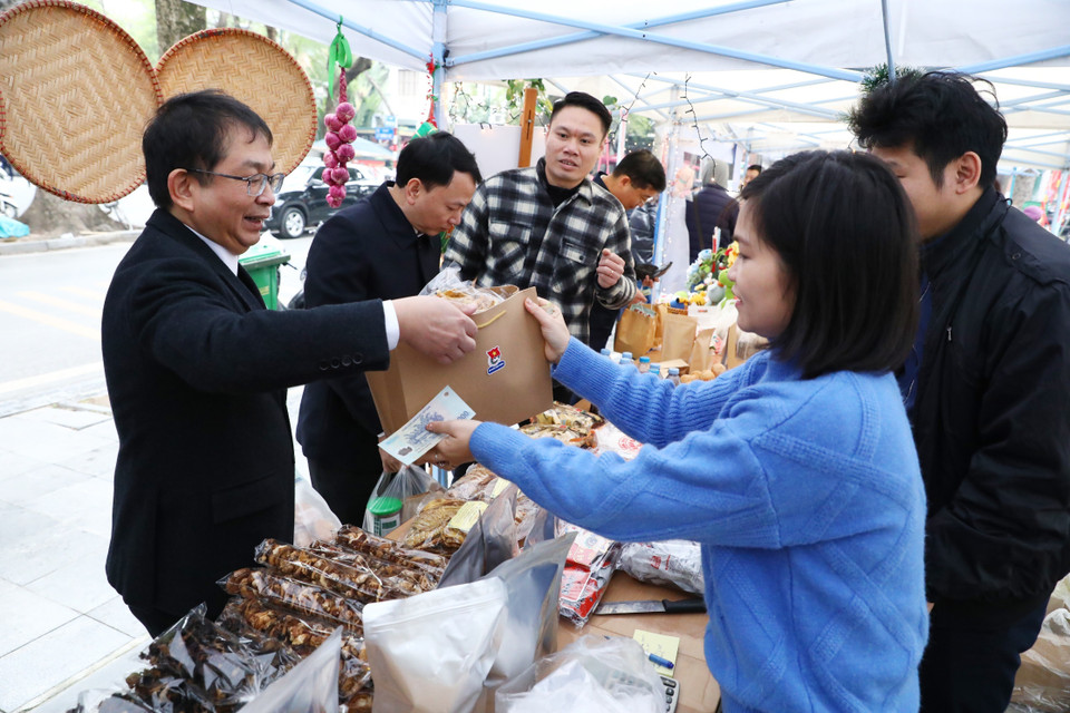 Phó Tổng Giám đốc Thông tấn xã Việt Nam Nguyễn Tuấn Hùng tham quan các gian hàng tại hội chợ. (Ảnh: Minh Đức/TTXVN)