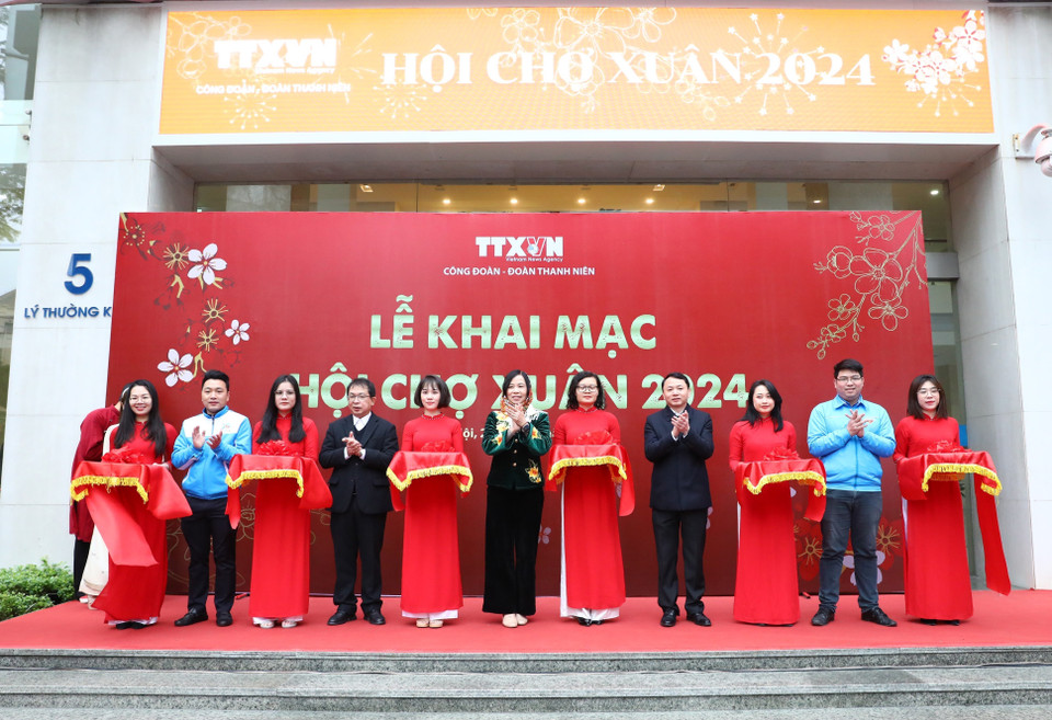 Tổng Giám đốc Thông tấn xã Việt Nam Vũ Việt Trang; Phó Tổng Giám đốc Nguyễn Tuấn Hùng cùng các đại biểu cắt băng khai mạc Hội chợ Xuân 2024. (Ảnh: Minh Quyết/TTXVN)