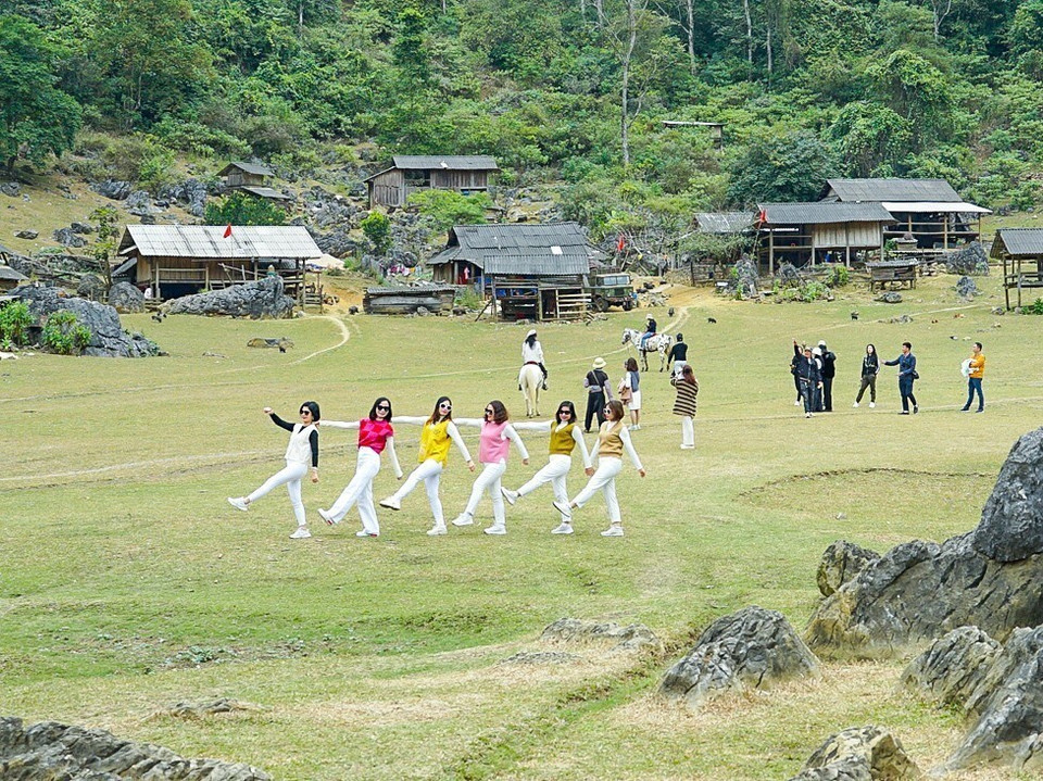 Vẻ đẹp nguyên sơ và nhịp sống yên bình khiến Hang Táu Mộc Châu (làng nguyên thủy) trở thành địa chỉ lý tưởng trong hành trình khám phá những vùng đất độc đáo ở cao nguyên. (Ảnh: Khánh Hòa/TTXVN)