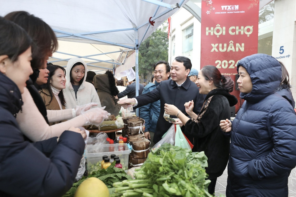 Đại biểu tham quan, mua sắm tại gian hàng của chi đoàn Ban biên tập Ảnh. (Ảnh: Minh Quyết/TTXVN)