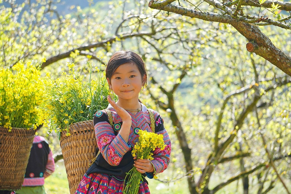 Sự hồn nhiên của các em nhỏ nơi đây tạo nên nét đặc trưng ấn tượng với du khách khi đến với thung lũng mận Nà Ka. (Ảnh: Khánh Hòa/TTXVN)
