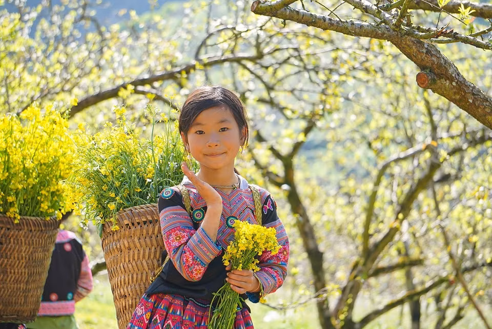 Sự hồn nhiên của các em nhỏ nơi đây tạo nên nét đặc trưng ấn tượng với du khách khi đến với thung lũng mận Nà Ka. (Ảnh: Khánh Hòa/TTXVN)