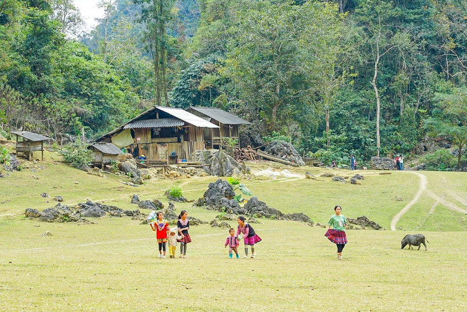 Hang Táu (làng nguyên thủy) được định hướng phát triển du lịch bên vững bảo tồn, giữ gìn nét văn hóa và tự nhiên. (Ảnh: Khánh Hòa/TTXVN)