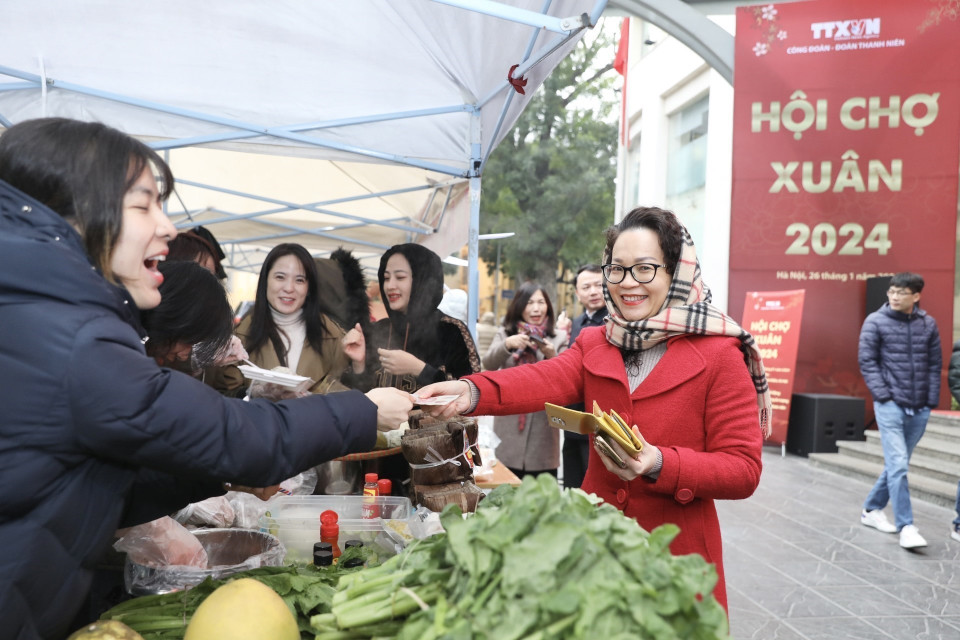 Khách đến mua sắm tại gian hàng của các chi đoàn. (Ảnh: Minh Quyết/TTXVN)