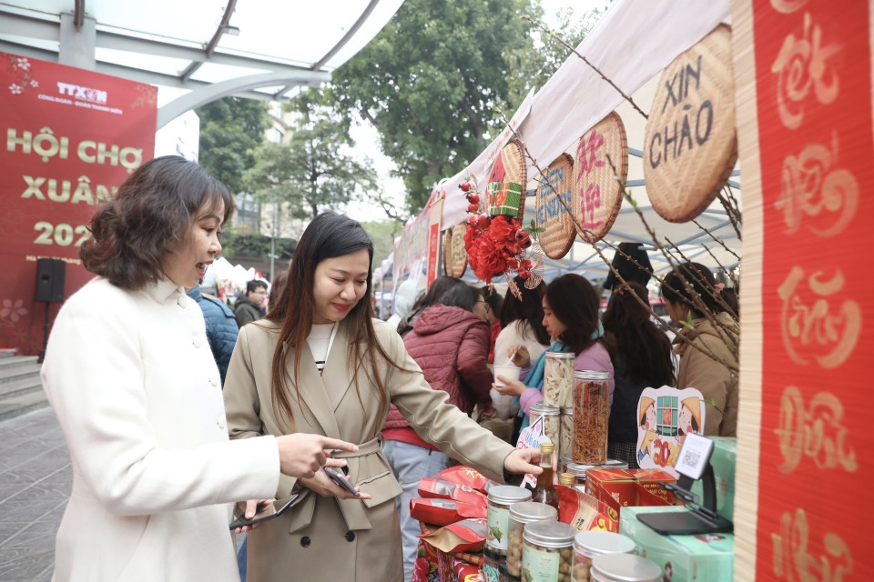 Khách đến mua sắm tại gian hàng của các chi đoàn. (Ảnh: Minh Quyết/TTXVN)