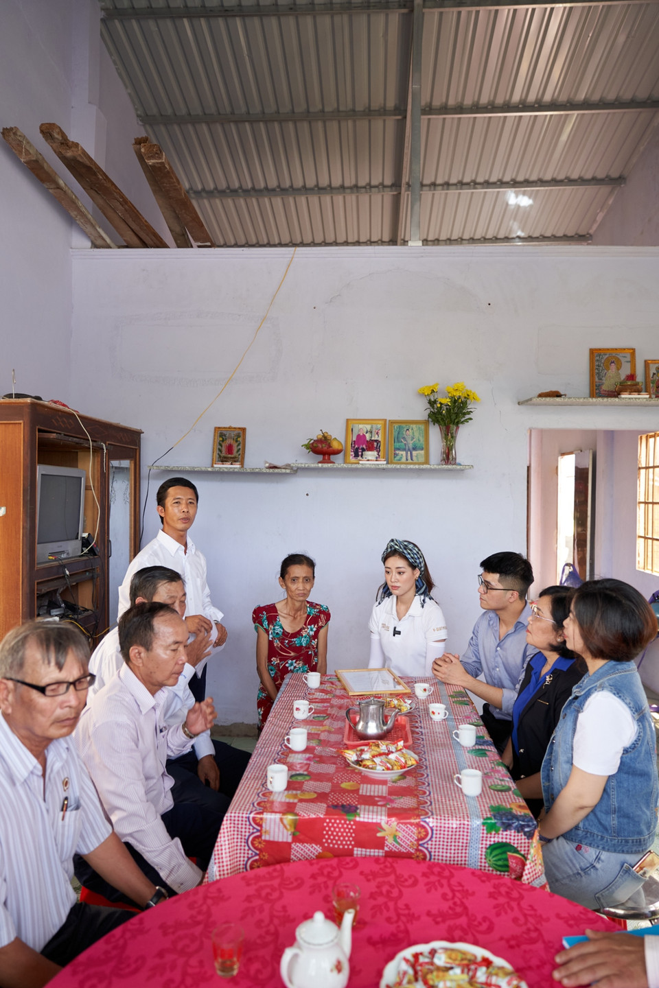 Hoa hậu chia sẻ: ‘Khi còn trẻ, các bà, các ông đã hy sinh tuổi xuân để gìn giữ hòa bình cho dân tộc, bây giờ căn nhà là điểm tựa khi về già. Vân cảm nhận được tình cảm và niềm hạnh phúc của mọi người khi nhận được quyết định trao ngôi nhà tình thương, những căn nhà được sửa chữa kiên cố hơn. Giờ đây, họ đã có thể yên tâm với cuộc sống mới và hướng đến một tương lai tốt đẹp hơn.’ (Ảnh: Sang Đào/Vietnam+)