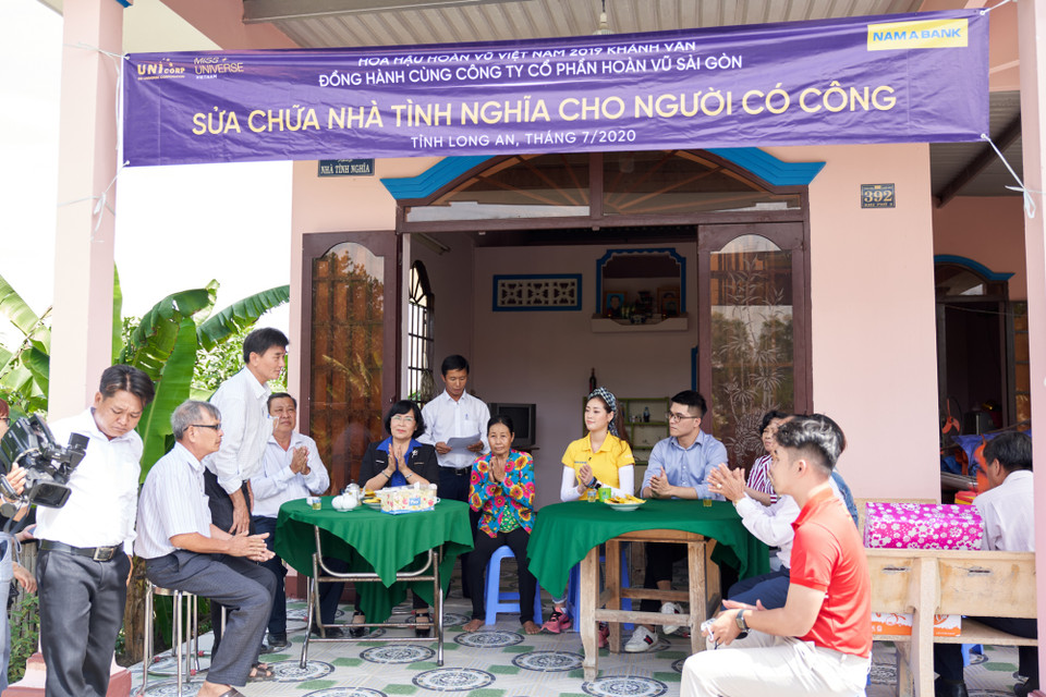 Đại diện tổ chức Hoa hậu Hoàn vũ Việt Nam, Hoa hậu Khánh Vân cùng đại diện tỉnh Long An và huyện Đức Huệ đã thăm hỏi, tặng quà và trao quyết định hỗ trợ cho các hộ dân thuộc 3 địa điểm là thị trấn Đông Thành, xã Bình Hoà Bắc, xã Bình Hòa Nam. (Ảnh: Sang Đào/Vietnam+)