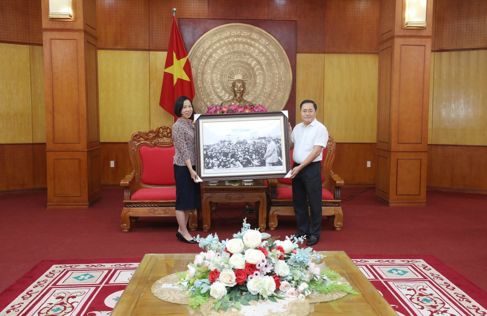 Tổng Giám đốc Thông tấn xã Việt Nam Vũ Việt Trang tặng bức ảnh Chủ tịch Hồ Chí Minh đến thăm Lạng Sơn cho Ủy ban Nhân dân tỉnh. (Ảnh: Anh Tuấn/TTXVN) 