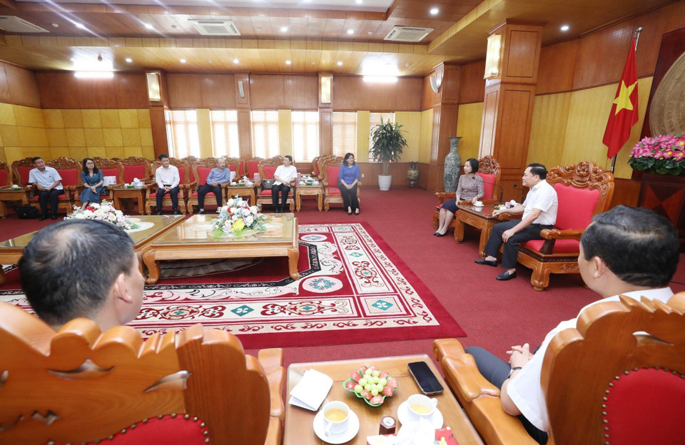 Đoàn công tác của Thông tấn xã Việt Nam làm việc với Chủ tịch Ủy ban Nhân dân tỉnh Lạng Sơn Hồ Tiến Thiệu. (Ảnh: Anh Tuấn/TTXVN)