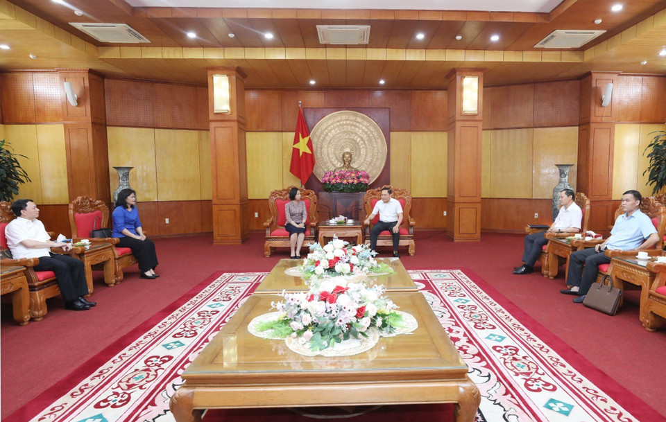 Tổng Giám đốc Thông tấn xã Việt Nam Vũ Việt Trang làm việc với Chủ tịch Ủy ban Nhân dân tỉnh Lạng Sơn Hồ Tiến Thiệu. (Ảnh: Anh Tuấn/TTXVN)