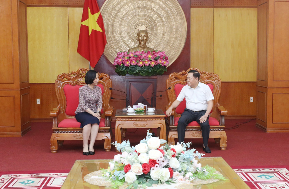 Tổng Giám đốc Thông tấn xã Việt Nam Vũ Việt Trang làm việc với Chủ tịch Ủy ban Nhân dân tỉnh Lạng Sơn Hồ Tiến Thiệu. (Ảnh: Anh Tuấn/TTXVN)