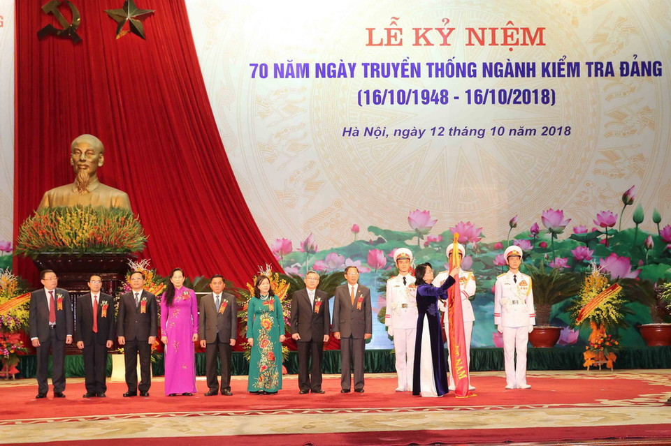 Quyền Chủ tịch nước Đặng Thị Ngọc Thịnh trao tặng Huân chương Lao động hạng Nhất cho Ủy ban Kiểm tra Trung ương. (Ảnh: Phương Hoa/TTXVN)