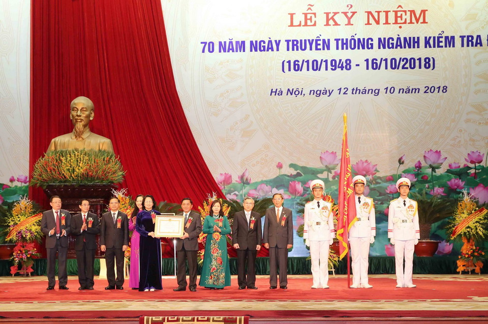 Quyền Chủ tịch nước Đặng Thị Ngọc Thịnh trao tặng Huân chương Lao động hạng Nhất cho Ủy ban Kiểm tra Trung ương. (Ảnh: Phương Hoa/TTXVN)