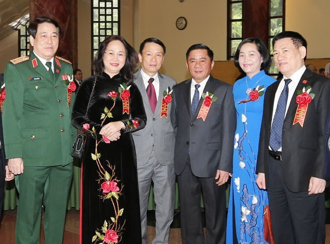 Ông Trần Cẩm Tú (thứ 3 từ phải sang), Bí thư Trung ương Đảng, Chủ nhiệm Ủy ban Kiểm tra Trung ương; ông Lương Cường (ngoài cùng bên trái), Bí thư Trung ương Đảng, Chủ nhiệm Tổng cục Chính trị Quân đội Nhân dân Việt Nam; ông Nguyễn Đức Lợi (thứ 3 từ trái sang), Ủy viên Trung ương Đảng, Tổng giám đốc TTXVN và các đại biểu dự Lễ kỷ niệm. (Ảnh: Trí Dũng/TTXVN)