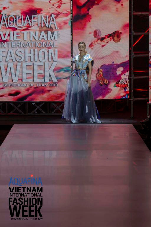 Siêu mẫu Thanh xuất hiện đầy ấn tượng khép lại màn trình diễn trong chiếc đầm mô phỏng cánh bướm độc đáo. (Ảnh: BTC)