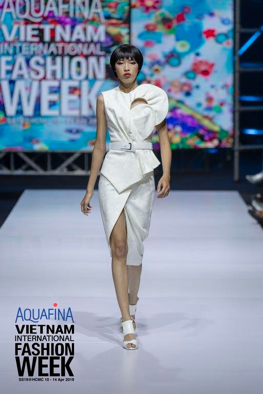 Tiếp nối phần 2 đậm chất thơ là không gian giao hòa của nghệ thuật và thời trang cao cấp. Lấy cảm hứng từ những cánh bướm, phần 3 của buổi trình diễn mở ra nhiều chiều cho trí tưởng tượng và góc nhìn sáng tạo. (Ảnh: BTC)