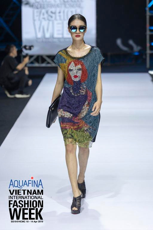 Màn trình diễn của ánh sáng, hiệu ứng đồ họa cộng hưởng cùng chuyển động của các thiết kế váy bay bổng là những điểm nhấn ấn tượng trong bộ sưu tập của nhà thiết kế Lie Sang Bong, tại đêm khai khai mạc khuôn khổ Tuần lễ Thời trang quốc tế Việt Nam Xuân Hè 2019, vừa diễn ra tối qua (11/4). (Ảnh: BTC)