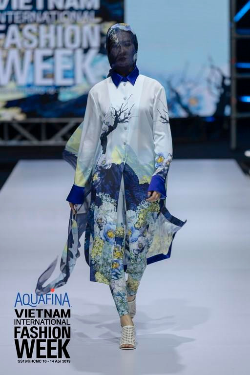 Trên nền các chất liệu bay bổng, họa tiết hoa và bảng màu đa chiều được tận dụng triệt để khiến người thưởng lãm không khỏi bất ngờ. Pha trộn giữa nét đẹp nam tính và nữ tính, những chiếc đầm liền với tùng váy xòe rộng, nét phóng đại nơi cầu vai blazer hay những chiếc khăn lụa được biến tấu nơi gương mặt là điểm nhấn đặc biệt xuyên suốt phần 2 của buổi trình diễn. (Ảnh: BTC)
