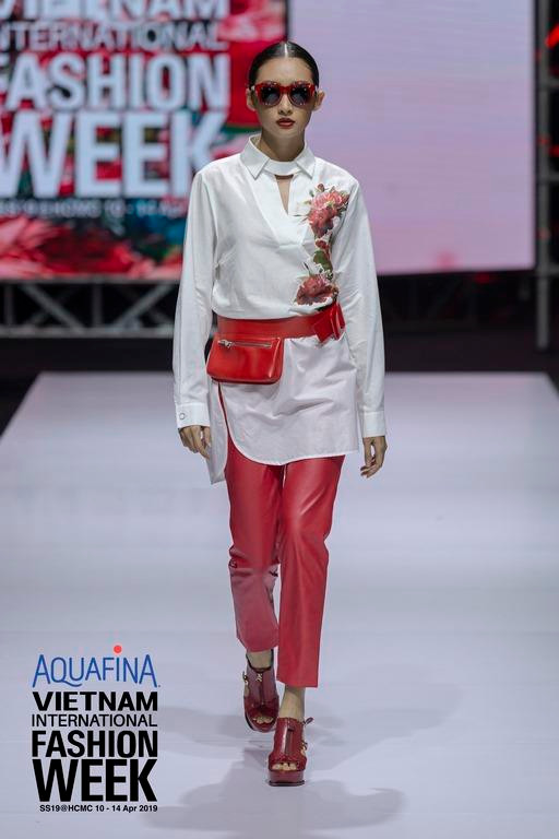 Không chỉ chảy tràn trên những đưởng nét thiết kế và chất liệu, cảm hứng Xuân-Hè còn toát lên trên những món phụ kiện mũ lưỡi trai, giày sneakers hay kính mát bản rộng. Tài năng của nhà thiết kế Lie Sang Bong còn được phô diễn trọn vẹn qua cách sắp xếp bố cục. Cộng hưởng cùng âm nhạc, hiệu ứng ánh sáng được chuyển tiếp nhịp nhàng với sự thay đổi màu sắc trên trang phục của dàn mẫu đa quốc tịch. (Ảnh: BTC)