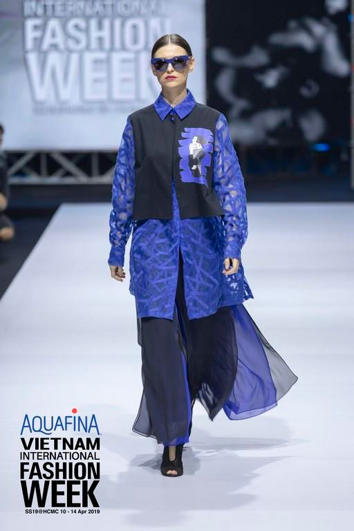 Mở đầu buổi trình diễn là các thiết kế lấy cảm hứng từ những bức tranh hoạt hình sống động. Trên nền giai điệu âm nhạc đậm chất thành thị, hình ảnh những nhân vật hoạt họa chuyển động không ngừng trên màn ảnh như hối thúc người xem về sự hiện diện của một mùa mốt Xuân-Hè đầy hứng khởi. (Ảnh: BTC)