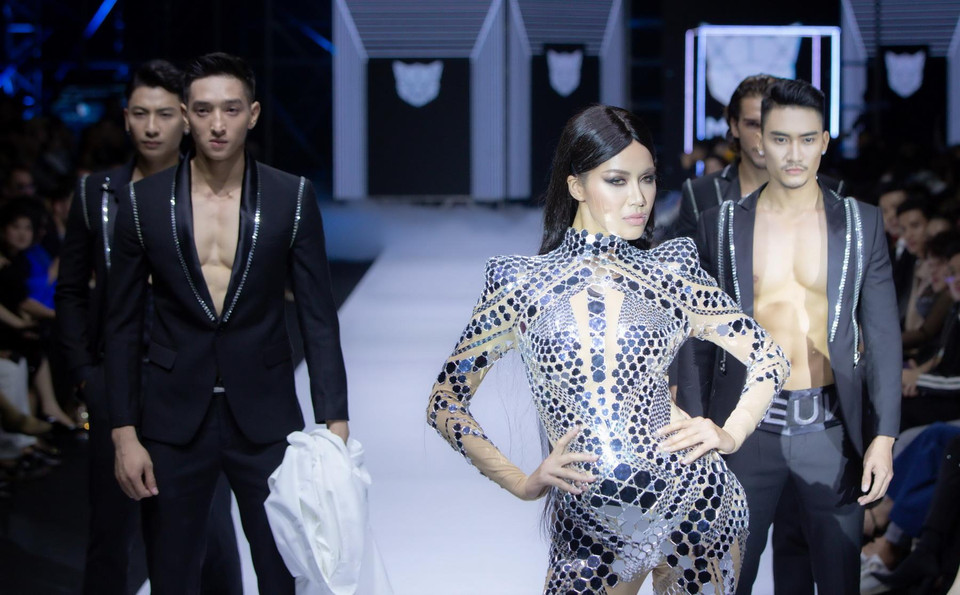 Minh Tú xuất hiện mở màn cho show diễn trong trang phục bodysuit gợi cảm, khoe vóc dáng 'nghẹt thở' cùng những bước đi vừa quyến rũ vừa mạnh mẽ. (Ảnh: CTV)