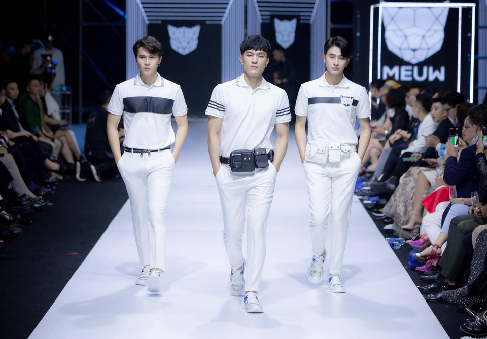 Trên tông màu trắng, đen, xám chủ đạo, các thiết kế mới của bộ sưu tập 'MEUW Gene' được tạo tác thành vô số những món đồ thời trang đa dạng. Từ chiếc áo khoác bomber, quần jogger thể thao khỏe khoắn đến những thiết kế mặc đời thường thanh lịch nhưng vẫn đậm cá tính, Chung Thanh Phong đã thể hiện được khả năng sáng tạo bởi cách kết hợp ấn tượng. (Ảnh: CTV)