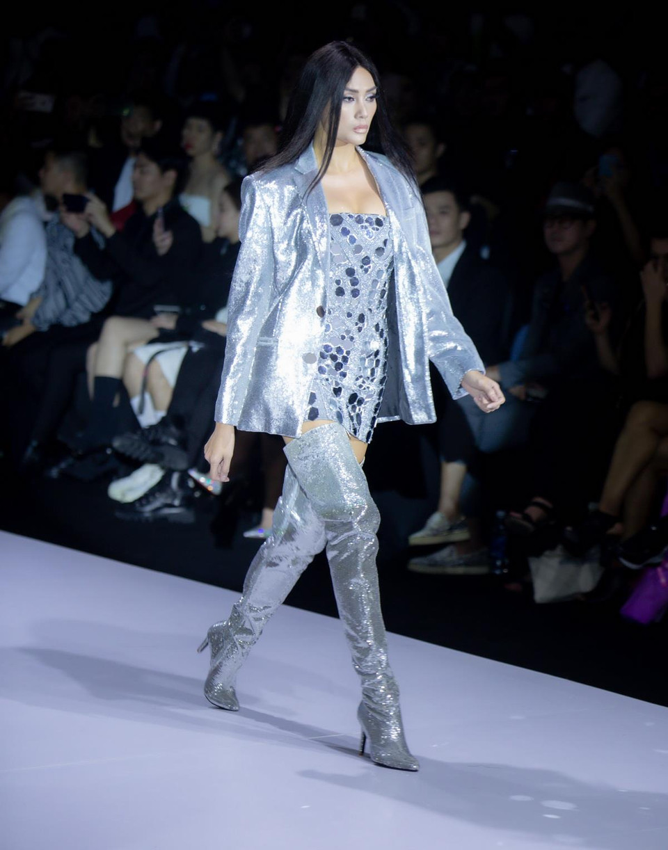 Đảm nhận vai trò kết show không ai khác chính là ‘nữ hoàng sàn diễn,’ siêu mẫu Võ Hoàng Yến. Những bước catwalk khỏe khoắn, gợi cảm nhưng vẫn mạnh mẽ đã giúp Chung Thanh Phong đặt một cái kết hoàn hảo cho bộ sưu tập mới của mình.(Ảnh: CTV)