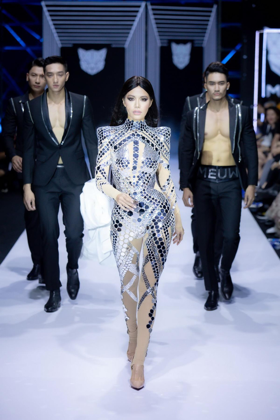 Nhà thiết kế trẻ muốn gửi gắm đến khán giả thông điệp: 'Mỗi người đều sở hữu một bộ gene riêng, vì vậy hãy là nguyên bản hoàn hảo nhất của chính mình.' (Ảnh: CTV)