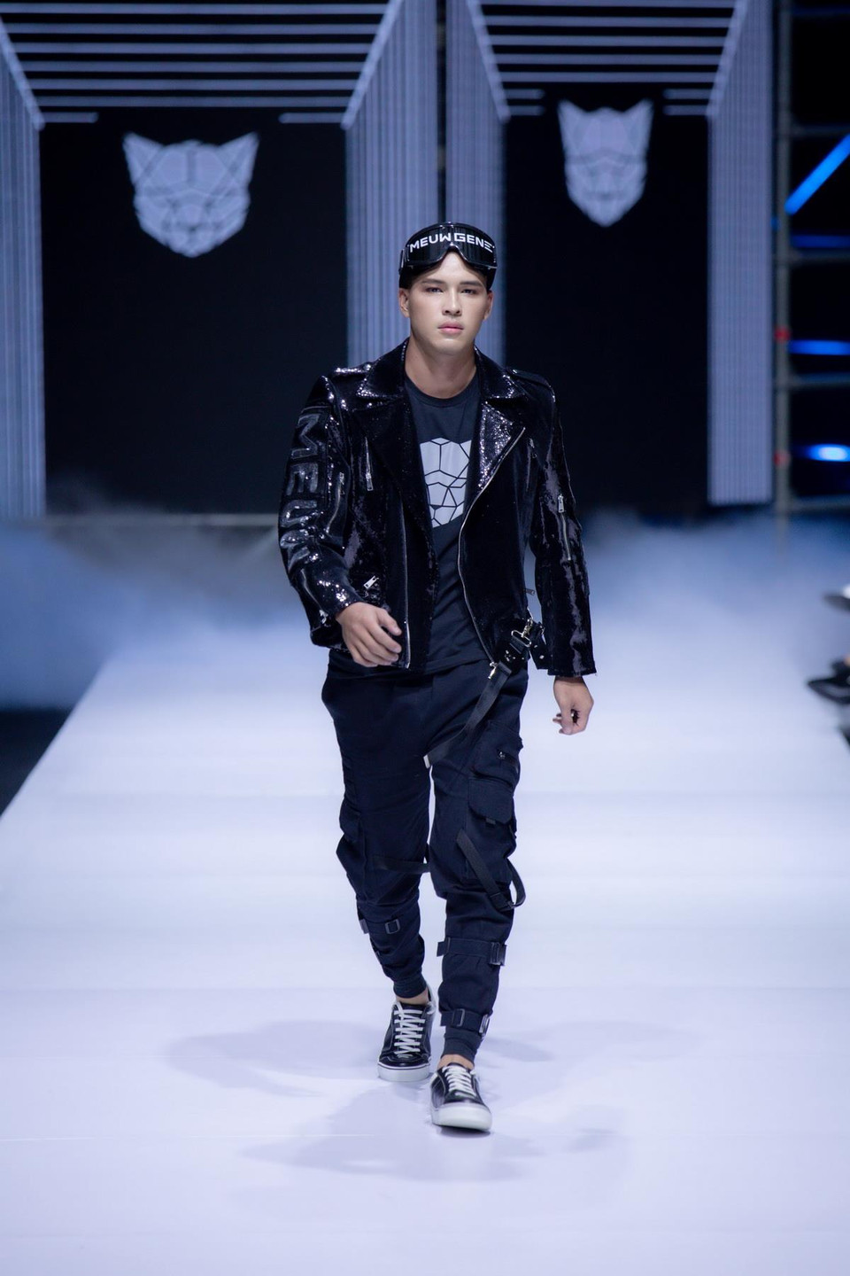 Trên nền nhạc bí ẩn, ma mị được sáng tác riêng cho bộ sưu tập mới của Chung Thanh Phong, các người mẫu đã thể hiện thông điệp ý nghĩa của nhà thiết kế trẻ thông qua 45 bộ trang phục được đầu tư chỉn chu, nghiêm túc. (Ảnh: CTV)