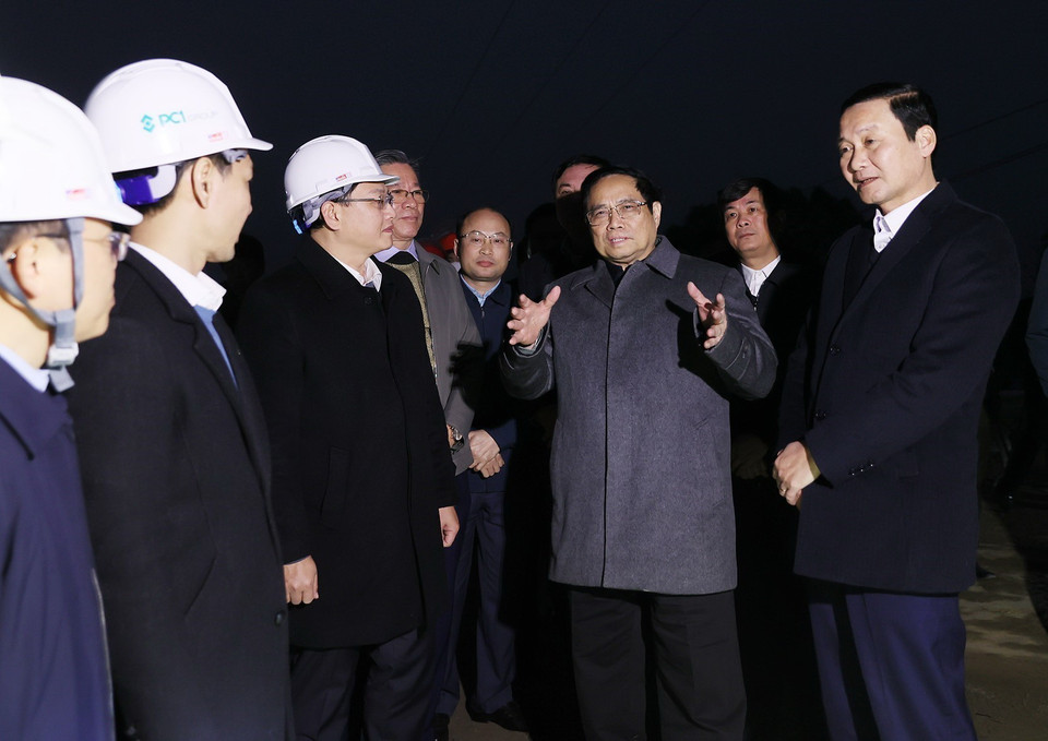 Thủ tướng Phạm Minh Chính giao nhiệm vụ cho các đơn vị thi công Dự án Đường dây 500kV Nam Định 1-Thanh Hóa trên địa bàn xã Hà Hải, huyện Hà Trung, tỉnh Thanh Hóa. (Ảnh: Dương Giang/TTXVN)