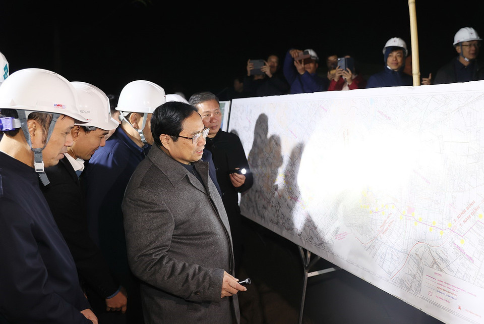 Thủ tướng Phạm Minh Chính kiểm tra thi công Dự án Đường dây 500kV Nam Định 1-Thanh Hóa trên địa bàn xã Hà Hải, huyện Hà Trung, tỉnh Thanh Hóa. (Ảnh: Dương Giang/TTXVN)