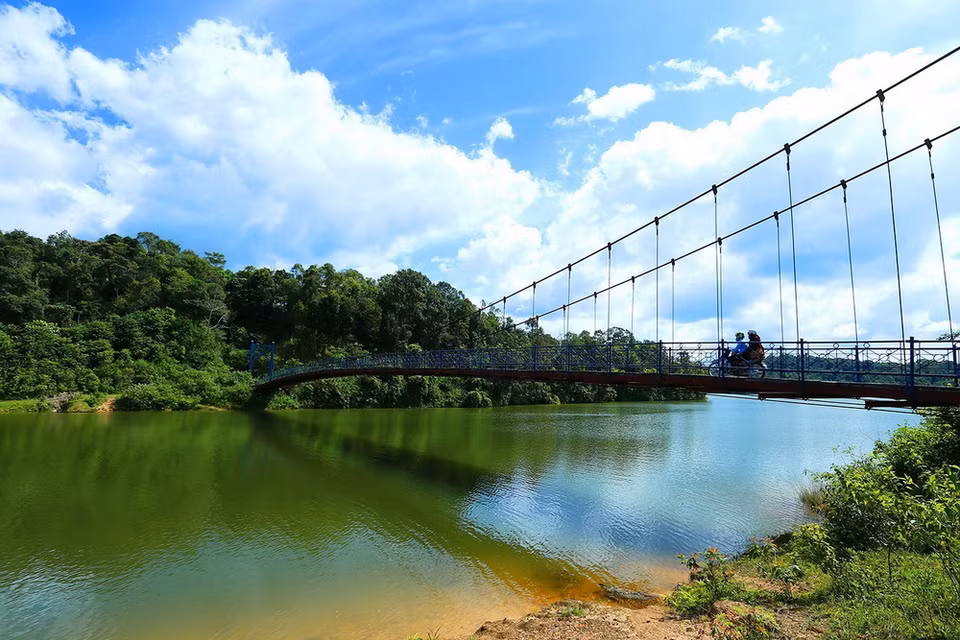 Vào mùa Đông, sương mờ buông phủ tạo một phong cảnh huyền ảo với những dãy núi trập trùng, những nếp nhà xinh xắn. (Ảnh: Phan Tuấn Anh/TTXVN)