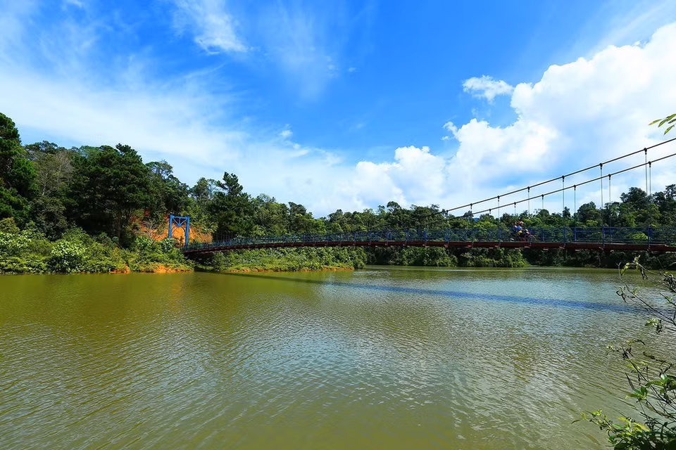 Hồ Pá Khoang có nhiều thảm thực vật phong phú, địa hình đa dạng, khí hậu tốt thích hợp cho việc nghỉ dưỡng... (Ảnh: Phan Tuấn Anh/TTXVN)