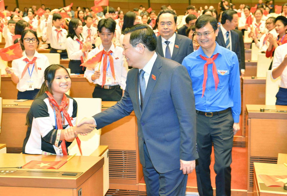 Chủ tịch Quốc hội Vương Đình Huệ với các đại biểu dự Phiên họp giả định Quốc hội Trẻ em lần thứ nhất năm 2023. (Ảnh: Minh Đức/TTXVN)