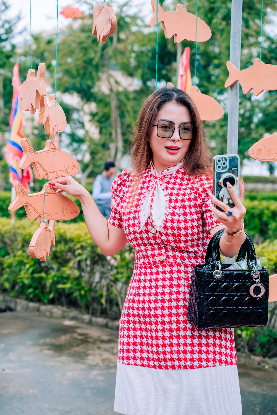 Chị Văn Thị Mỹ Nàng, du khách đến từ Thành phố Hồ Chí Minh cho biết sau khi tham quan "làng cá gỗ" và hiểu hơn về mảnh đất khoa bảng này cũng mong muốn con cháu mình sẽ có được tinh thần hiếu học và thành đạt như các thế hệ người dân làng Quỳnh. (Ảnh: Mai Mai/Vietnam+)