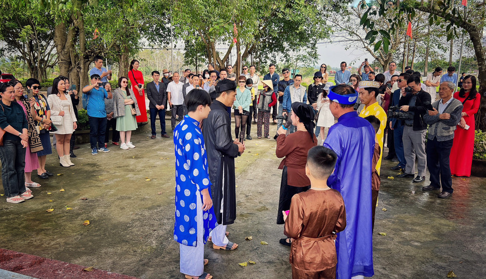 Hoạt cảnh ngắn “Người đã về đây” do người dân làng Quỳnh thể hiện thu hút sự quan tâm của các đơn vị lữ hành và du khách 3 miền. (Ảnh: Mai Mai/Vietnam+)