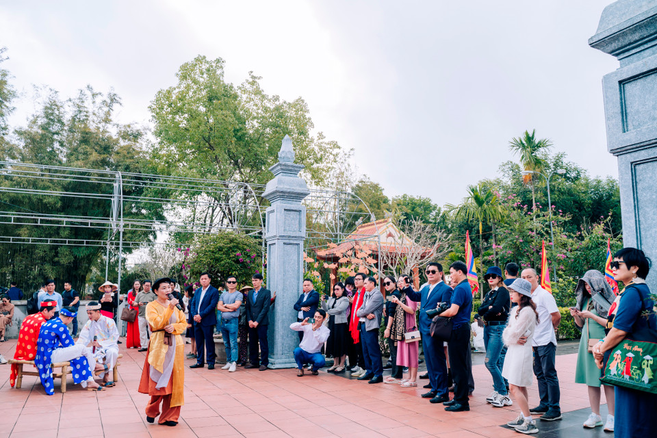Tiếp đó, cụm di tích đầu làng tiếp tục với câu chuyện gắn với Quỳnh Quận Công Hồ Phi Tích. Du khách hiểu thêm về sự tích và ý nghĩa con cá gỗ qua hoạt cảnh thú vị “Ông đồ Nghệ và con cá gỗ.” (Ảnh: Mai Mai/Vietnam+)
