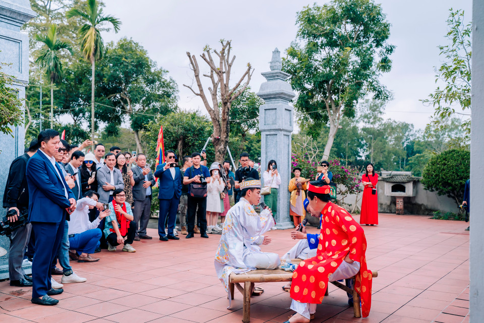 Ngôi làng Quỳnh với những thế hệ nối tiếp từ hơn 600 năm lịch sử vẫn giữ nếp xưa cũ, hòa mình với dòng chảy thời gian để hôm nay là một làng nông thôn mới kiểu mẫu đầu tiên của tỉnh Nghệ An, một làng văn hóa xã anh hùng. (Ảnh: Mai Mai/Vietnam+)
