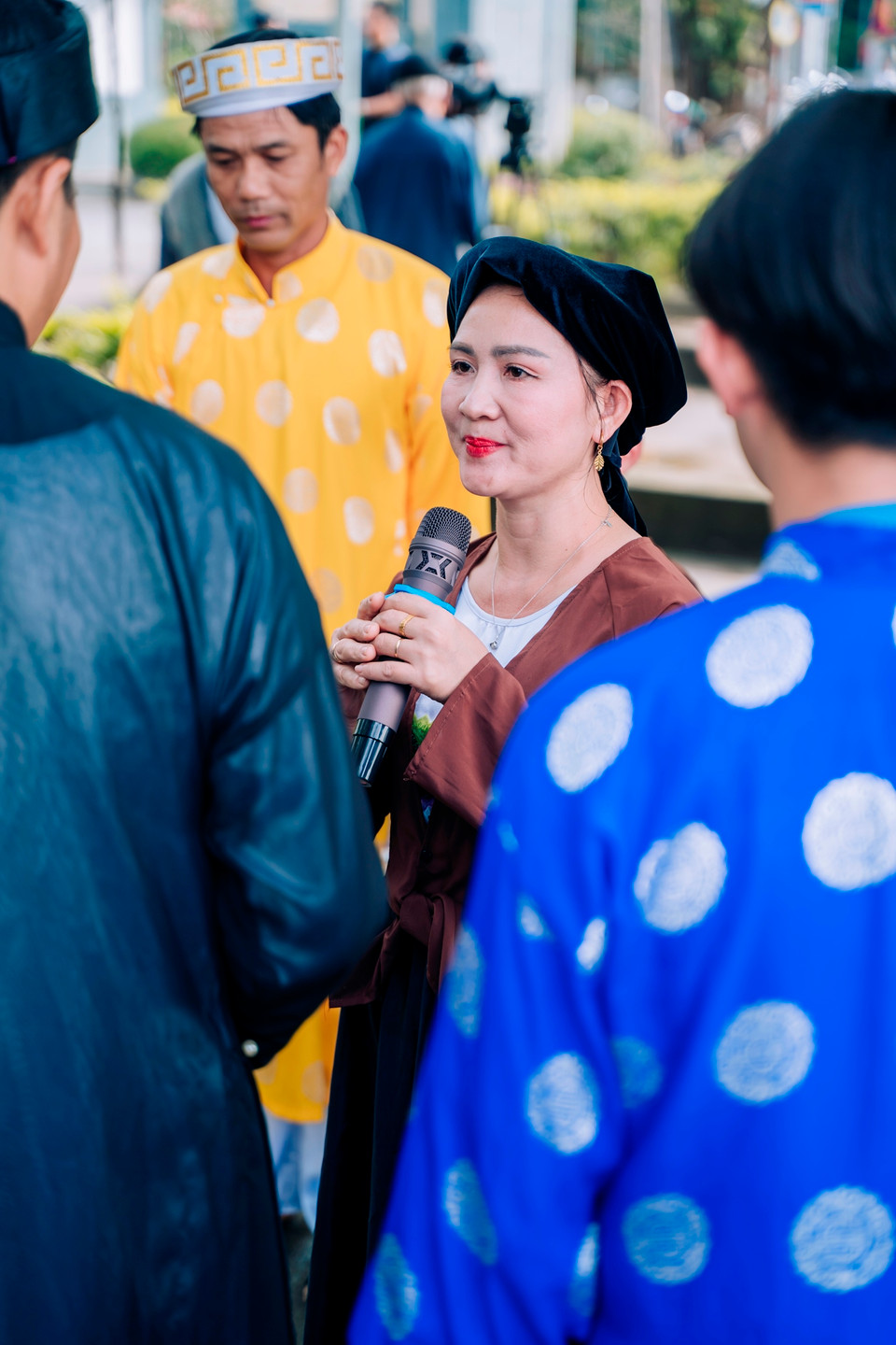 Những diễn viên quần chúng của "làng cá gỗ" đã rất cố gắng và nỗ lực để tròn vai. Họ không chỉ diễn mà như đang kể câu chuyện lịch sử đã thấm đẫm từ tiềm thức và quen thuộc trong đời sống của mình. (Ảnh: Mai Mai/Vietnam+)